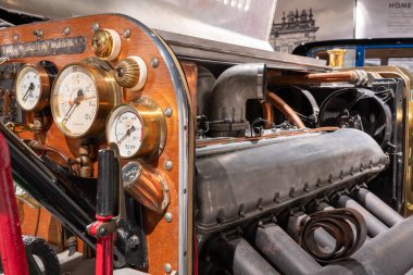 Sparkford. Somerset. Birleşik Krallık. 7 Ocak 2024. Gösterge paneli ve 27 litrelik Rolls Royce motoru ile Somerset 'teki Haynes Motor Müzesi' nde 2001 Manchester Special.