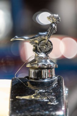 Sparkford. Somerset. Birleşik Krallık. 7 Ocak 2024. 1929 Lanchester 30HP spor turnuvasındaki kaput süslemesini kapat.