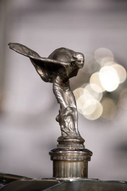 Sparkford. Somerset. Birleşik Krallık. 7 Ocak 2024. 1930 Rolls Royce Phantom 2 Sedanca Deville 'in kaput süslemesi Somerset' teki Haynes Motor Müzesi 'nde sergileniyor.