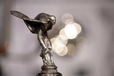 Sparkford. Somerset. Birleşik Krallık. 7 Ocak 2024. 1930 Rolls Royce Phantom 2 Sedanca Deville 'in kaput süslemesi Somerset' teki Haynes Motor Müzesi 'nde sergileniyor.