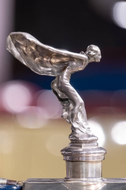 Sparkford. Somerset. Birleşik Krallık. 7 Ocak 2024. 1930 Rolls Royce Phantom 2 Sedanca Deville 'in kaput süslemesi Somerset' teki Haynes Motor Müzesi 'nde sergileniyor.