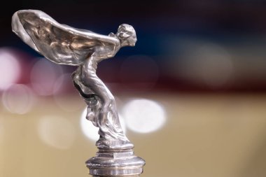 Sparkford. Somerset. Birleşik Krallık. 7 Ocak 2024. 1930 Rolls Royce Phantom 2 Sedanca Deville 'in kaput süslemesi Somerset' teki Haynes Motor Müzesi 'nde sergileniyor.