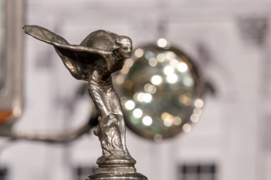 Sparkford. Somerset. Birleşik Krallık. 7 Ocak 2024. 1930 Rolls Royce Phantom 2 Sedanca Deville 'in kaput süslemesi Somerset' teki Haynes Motor Müzesi 'nde sergileniyor.