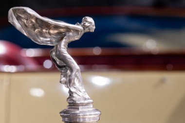 Sparkford. Somerset. Birleşik Krallık. 7 Ocak 2024. 1930 Rolls Royce Phantom 2 Sedanca Deville 'in kaput süslemesi Somerset' teki Haynes Motor Müzesi 'nde sergileniyor.