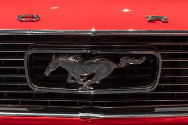 Sparkford. Somerset. Birleşik Krallık. 7 Ocak 2024. Somerset 'teki Haynes Motor Müzesi' nde 1966 model Ford Mustang marka Mustang 'e yakın çekim.