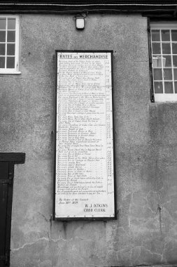 1879 'daki yıpranmış tabela Dorset' teki Lyme Regis 'teki mallara uygulanan vergi oranlarını gösteriyor.
