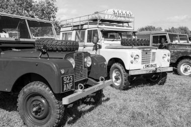 Drayton. Somerset. Birleşik Krallık. 19 Ağustos 2023. Bir dizi antika Land Rover, Dünden kalma bir çiftçilik etkinliğinde sergileniyor.
