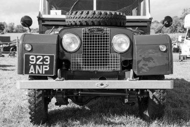 Drayton. Somerset. Birleşik Krallık. 19 Ağustos 2023 'te restore edilen antika Land Rover, Dünden kalma bir çiftçilik etkinliğinde sergileniyor.