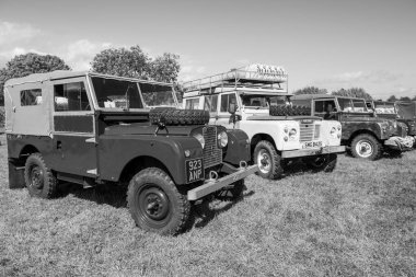 Drayton. Somerset. Birleşik Krallık. 19 Ağustos 2023. Bir dizi antika Land Rover, Dünden kalma bir çiftçilik etkinliğinde sergileniyor.