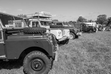 Drayton. Somerset. Birleşik Krallık. 19 Ağustos 2023. Bir dizi antika Land Rover, Dünden kalma bir çiftçilik etkinliğinde sergileniyor.