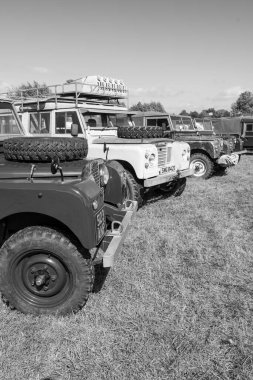 Drayton. Somerset. Birleşik Krallık. 19 Ağustos 2023. Bir dizi antika Land Rover, Dünden kalma bir çiftçilik etkinliğinde sergileniyor.