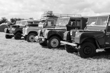 Drayton. Somerset. Birleşik Krallık. 19 Ağustos 2023. Bir dizi antika Land Rover, Dünden kalma bir çiftçilik etkinliğinde sergileniyor.
