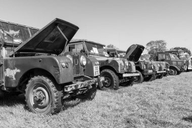 Drayton. Somerset. Birleşik Krallık. 19 Ağustos 2023. Bir dizi antika Land Rover, Dünden kalma bir çiftçilik etkinliğinde sergileniyor.