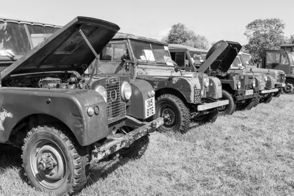 Drayton. Somerset. Birleşik Krallık. 19 Ağustos 2023. Bir dizi antika Land Rover, Dünden kalma bir çiftçilik etkinliğinde sergileniyor.