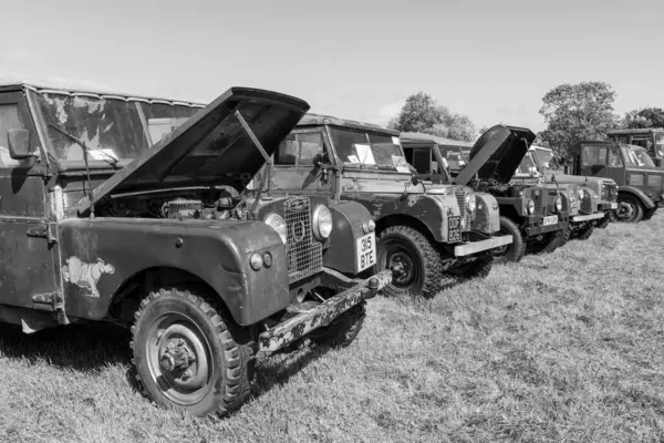 Drayton. Somerset. Birleşik Krallık. 19 Ağustos 2023. Bir dizi antika Land Rover, Dünden kalma bir çiftçilik etkinliğinde sergileniyor.
