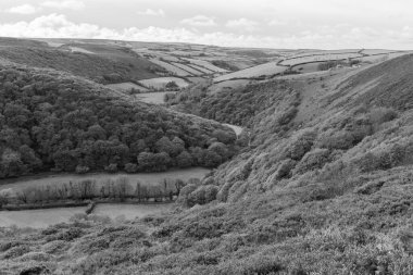 Exmoor Ulusal Parkı 'ndaki Doone Vadisi' nin manzara fotoğrafı.
