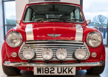 Sparkford. Somerset. Birleşik Krallık. 7 Ocak 2024. 2000 'den Klasik Mini Cooper Spor, Somerset' teki Haynes Motor Müzesi 'nde sergileniyor.