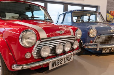 Sparkford.Somerset.Birleşik Krallık. 7 Ocak 2024.A 2000 yılından Klasik Mini Cooper Spor ve 1965 yılından bir Austin Super Mini Deluxe Salonu Somerset Haynes Motor Müzesi 'nde sergilenmektedir.