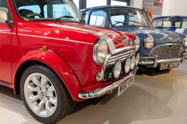 Sparkford.Somerset.Birleşik Krallık. 7 Ocak 2024.A 2000 yılından Klasik Mini Cooper Spor ve 1965 yılından bir Austin Super Mini Deluxe Salonu Somerset Haynes Motor Müzesi 'nde sergilenmektedir.