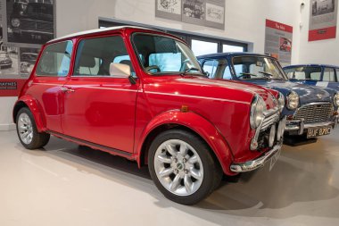 Sparkford.Somerset.Birleşik Krallık. 7 Ocak 2024.A 2000 yılından Klasik Mini Cooper Spor ve 1965 yılından bir Austin Super Mini Deluxe Salonu Somerset Haynes Motor Müzesi 'nde sergilenmektedir.