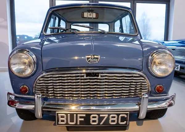 Sparkford. Somerset. Birleşik Krallık. 7 Ocak 2024. 1965 yılından bir Austin Super Mini Deluxe Salonu, Somerset 'teki Haynes Motor Müzesi' nde sergileniyor.