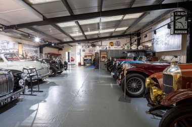Sparkford. Somerset. Birleşik Krallık. 26 Mart 2023. 1917 'den Morris Cowley Bullnose da dahil olmak üzere bir dizi klasik araba Somerset Haynes Motor Müzesi' nde sergileniyor.