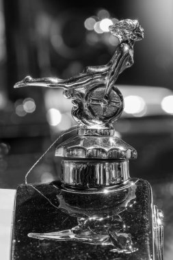 Sparkford. Somerset. Birleşik Krallık. 7 Ocak 2024. 1929 Lanchester 30HP spor turnuvasındaki kaput süslemesini kapat.