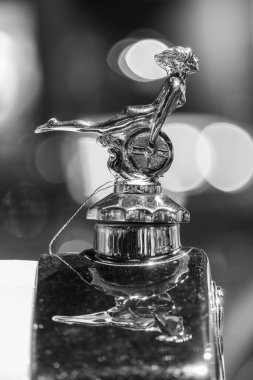 Sparkford. Somerset. Birleşik Krallık. 7 Ocak 2024. 1929 Lanchester 30HP spor turnuvasındaki kaput süslemesini kapat.