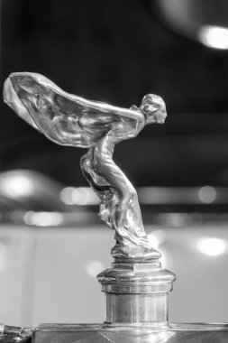 Sparkford. Somerset. Birleşik Krallık. 7 Ocak 2024. 1930 Rolls Royce Phantom 2 Sedanca Deville 'in kaput süslemesi Somerset' teki Haynes Motor Müzesi 'nde sergileniyor.