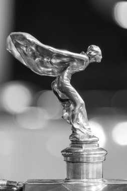 Sparkford. Somerset. Birleşik Krallık. 7 Ocak 2024. 1930 Rolls Royce Phantom 2 Sedanca Deville 'in kaput süslemesi Somerset' teki Haynes Motor Müzesi 'nde sergileniyor.