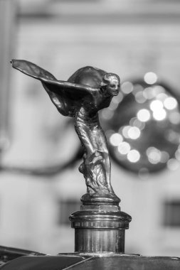 Sparkford. Somerset. Birleşik Krallık. 7 Ocak 2024. 1930 Rolls Royce Phantom 2 Sedanca Deville 'in kaput süslemesi Somerset' teki Haynes Motor Müzesi 'nde sergileniyor.