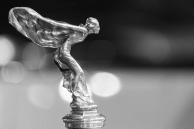 Sparkford. Somerset. Birleşik Krallık. 7 Ocak 2024. 1930 Rolls Royce Phantom 2 Sedanca Deville 'in kaput süslemesi Somerset' teki Haynes Motor Müzesi 'nde sergileniyor.