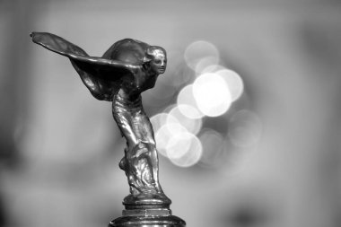 Sparkford. Somerset. Birleşik Krallık. 7 Ocak 2024. 1930 Rolls Royce Phantom 2 Sedanca Deville 'in kaput süslemesi Somerset' teki Haynes Motor Müzesi 'nde sergileniyor.