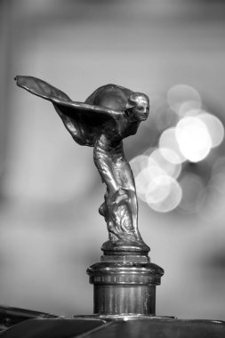 Sparkford. Somerset. Birleşik Krallık. 7 Ocak 2024. 1930 Rolls Royce Phantom 2 Sedanca Deville 'in kaput süslemesi Somerset' teki Haynes Motor Müzesi 'nde sergileniyor.