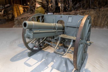 Bovington.Dorset.İngiltere, 8 Ağustos 2023.A 77mm Feldkanone 96 N / A topu Tank Müzesinde sergileniyor.