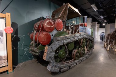 Bovington. Dorset. Birleşik Krallık. 8 Ağustos 2023. Hornsby traktörü Dorset 'teki Tank Müzesi' nde sergileniyor.