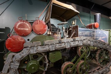 Bovington. Dorset. Birleşik Krallık. 8 Ağustos 2023. Hornsby traktörü Dorset 'teki Tank Müzesi' nde sergileniyor.