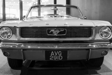 Sparkford. Somerset. Birleşik Krallık. 7 Ocak 2024.A 1966 Ford Mustang, Somerset Haynes Motor Müzesi 'nde sergileniyor.