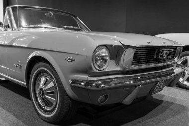 Sparkford. Somerset. Birleşik Krallık. 7 Ocak 2024.A 1966 Ford Mustang, Somerset Haynes Motor Müzesi 'nde sergileniyor.