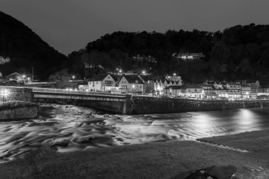 Doğu ve Batı Lyn nehirlerinin Lynmouth 'a akışı uzun sürdü.