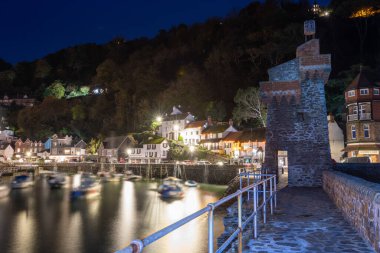 Lynmouth 'un kuzey Devon sahilindeki gece fotoğrafı.