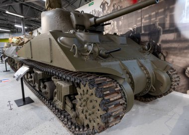 Bovington. Dorset. Birleşik Krallık. 8 Ağustos 2023. Dorset 'teki Tank Müzesi' nde bir M4A4 Sherman tankı sergileniyor.