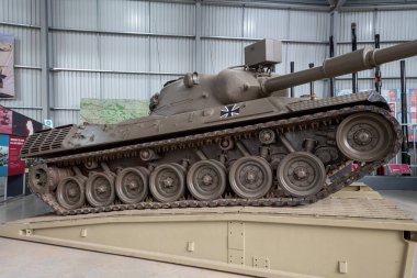 Bovington. Dorset. Birleşik Krallık. 8 Ağustos 2023. 1960 'lardan kalma bir Leopar tankı Dorset' teki Tank Müzesi 'nde sergileniyor.