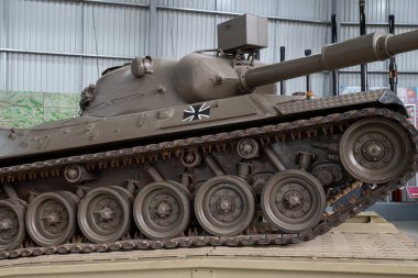 Bovington. Dorset. Birleşik Krallık. 8 Ağustos 2023. 1960 'lardan kalma bir Leopar tankı Dorset' teki Tank Müzesi 'nde sergileniyor.