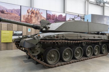 Bovington. Dorset. Birleşik Krallık. 8 Ağustos 2023. Challenger 2 tankı Dorset 'teki Tank Müzesi' nde sergileniyor.
