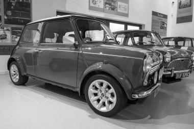 Sparkford.Somerset.Birleşik Krallık. 7 Ocak 2024.A 2000 yılından Klasik Mini Cooper Spor ve 1965 yılından bir Austin Super Mini Deluxe Salonu Somerset Haynes Motor Müzesi 'nde sergilenmektedir.