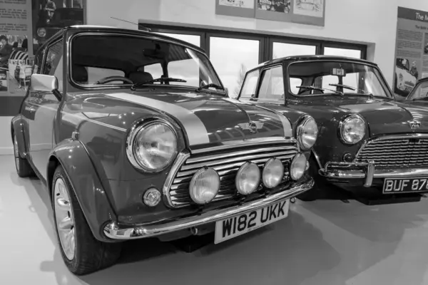 Sparkford.Somerset.Birleşik Krallık. 7 Ocak 2024.A 2000 yılından Klasik Mini Cooper Spor ve 1965 yılından bir Austin Super Mini Deluxe Salonu Somerset Haynes Motor Müzesi 'nde sergilenmektedir.