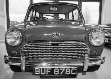 Sparkford. Somerset. Birleşik Krallık. 7 Ocak 2024. 1965 yılından bir Austin Super Mini Deluxe Salonu, Somerset 'teki Haynes Motor Müzesi' nde sergileniyor.