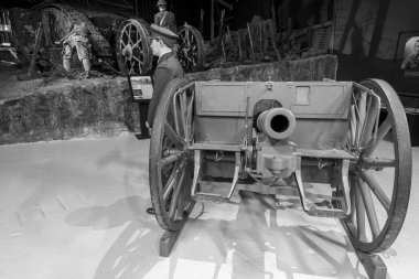 Bovington.Dorset.İngiltere, 8 Ağustos 2023.A 77mm Feldkanone 96 N / A topu Tank Müzesinde sergileniyor.