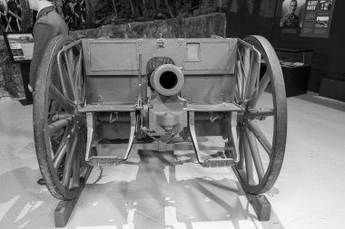 Bovington.Dorset.İngiltere, 8 Ağustos 2023.A 77mm Feldkanone 96 N / A topu Tank Müzesinde sergileniyor.